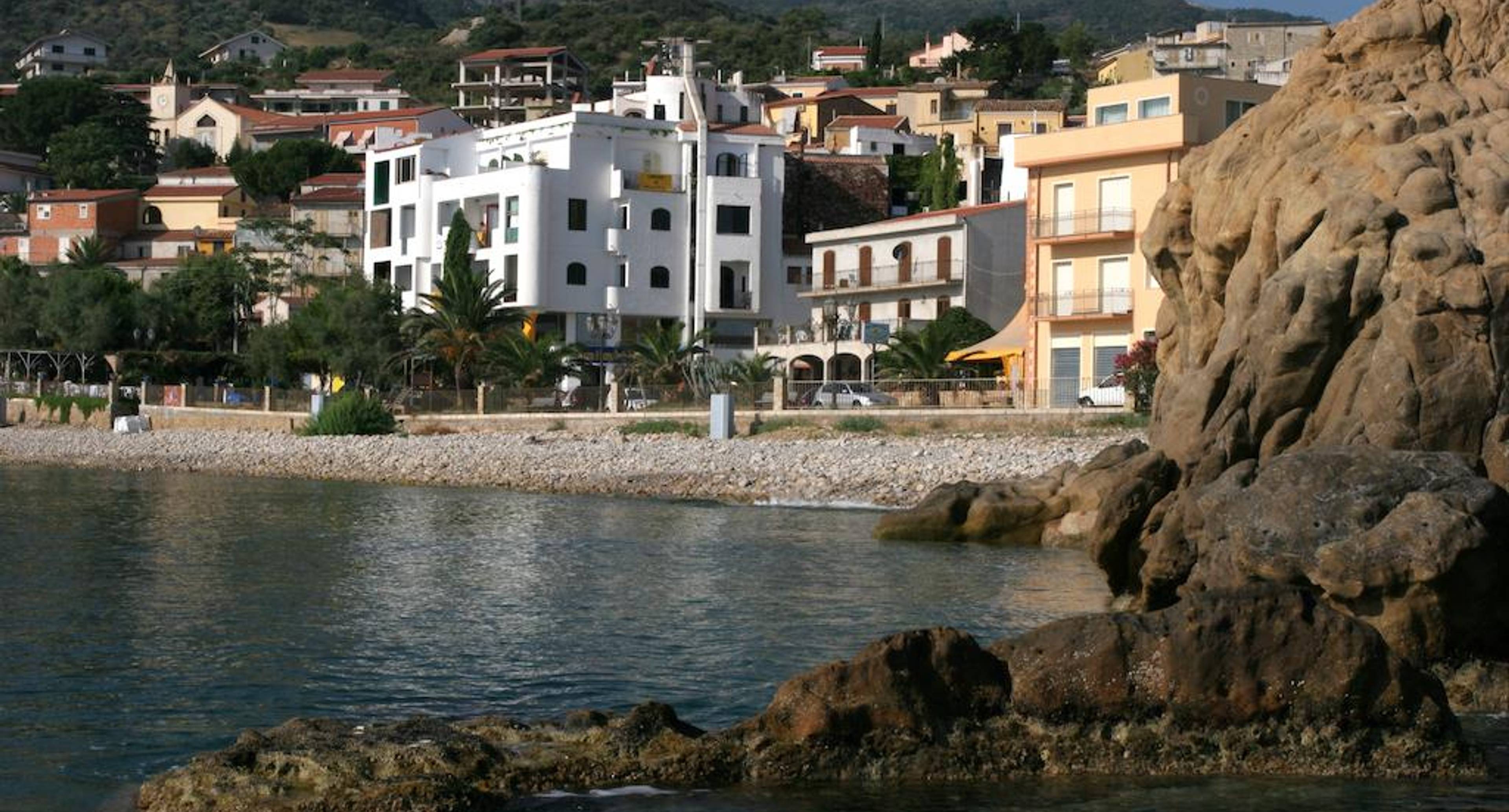 Ultima colazione a Castel di Tusa e ritorno all'aeroporto di Palermo