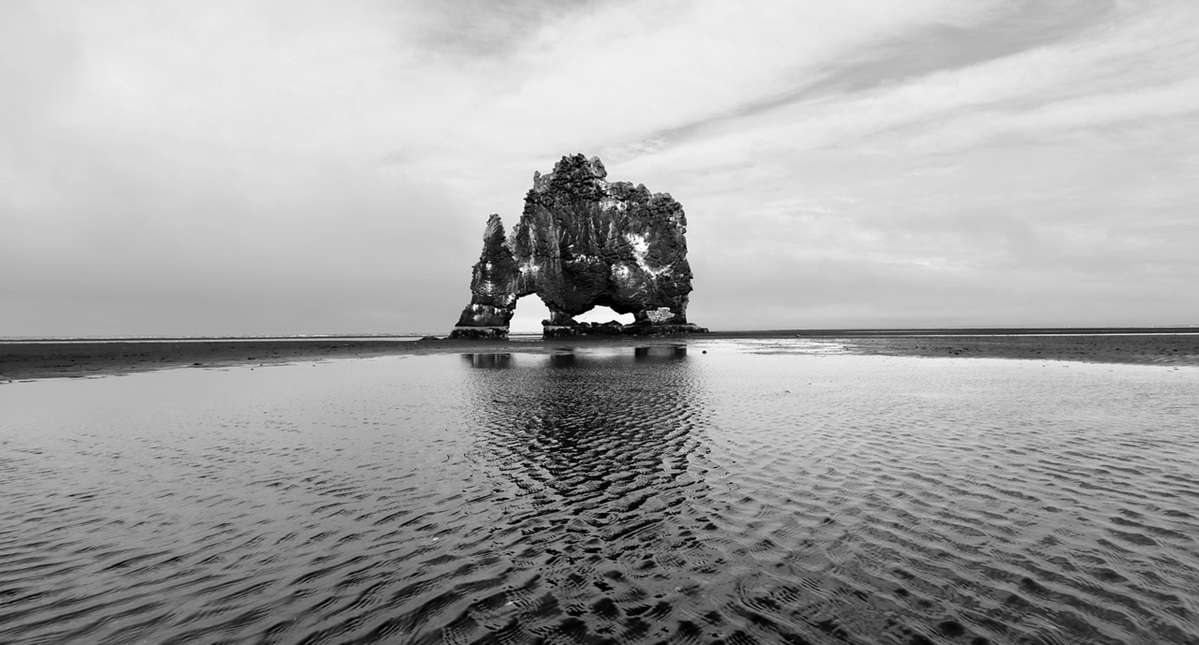 Une immense cascade et un géant de pierre