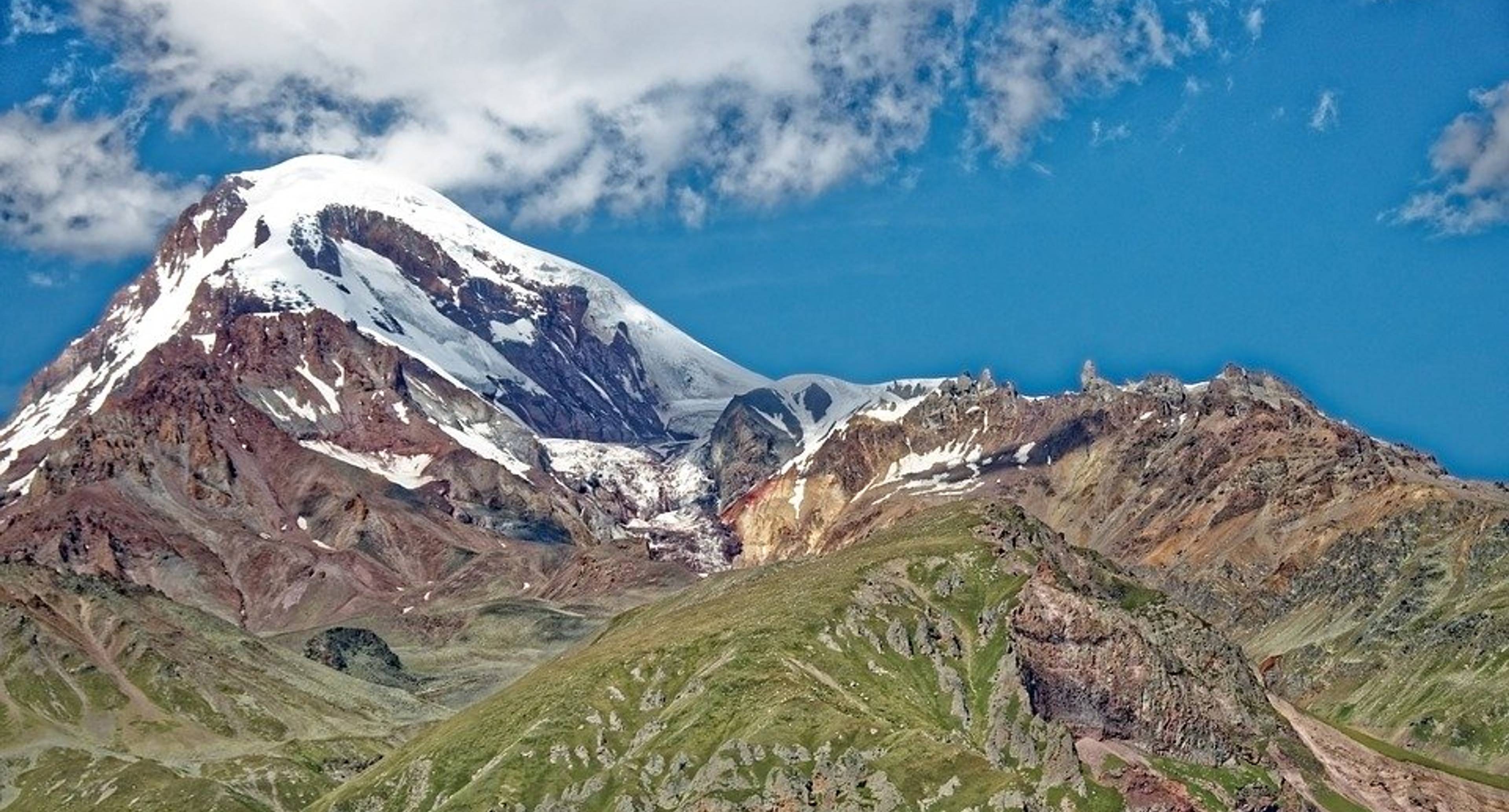 Un'ascesa mozzafiato del monte Kazbek