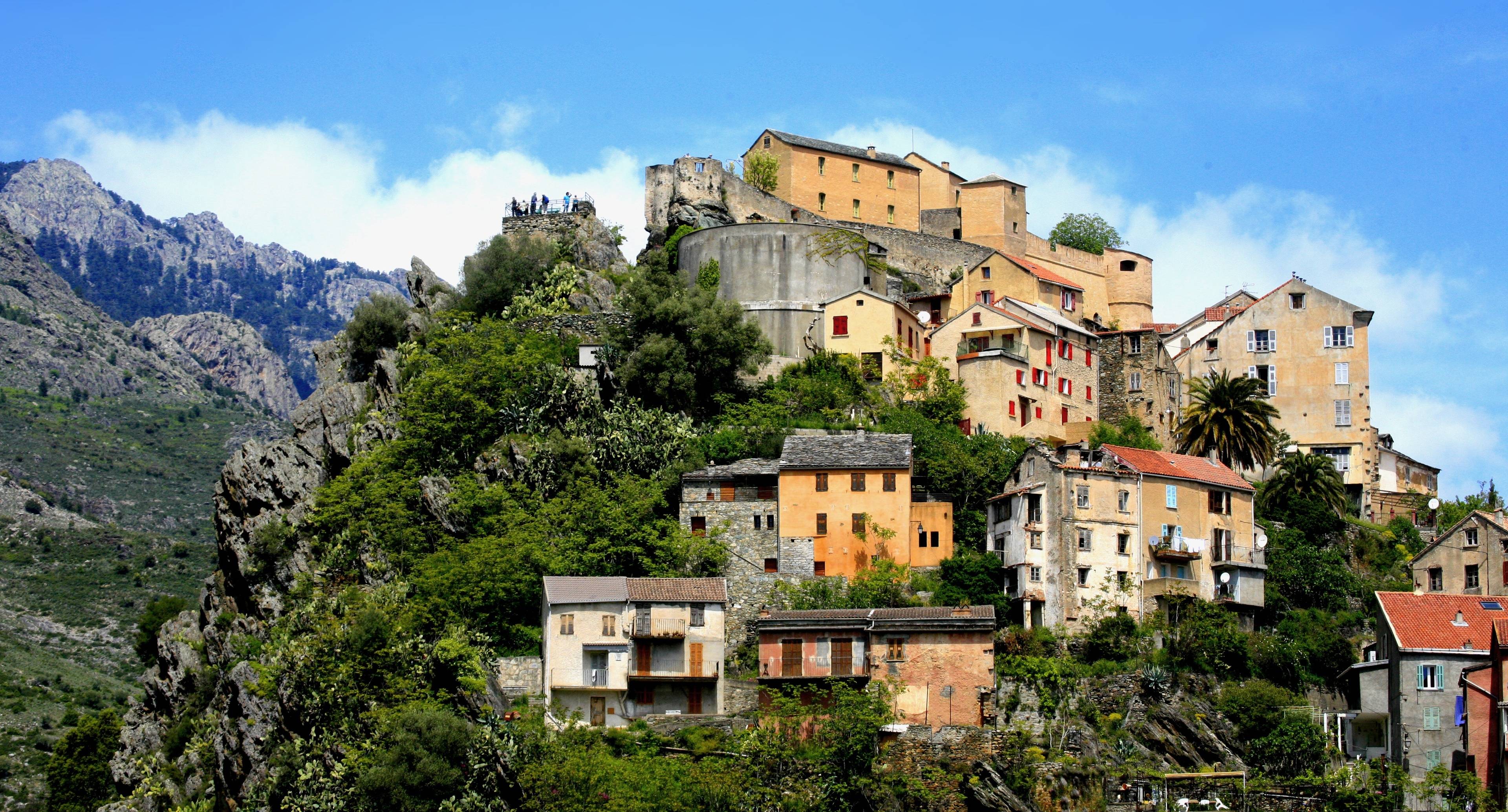 Une vieille citadelle et une vallée de montagne