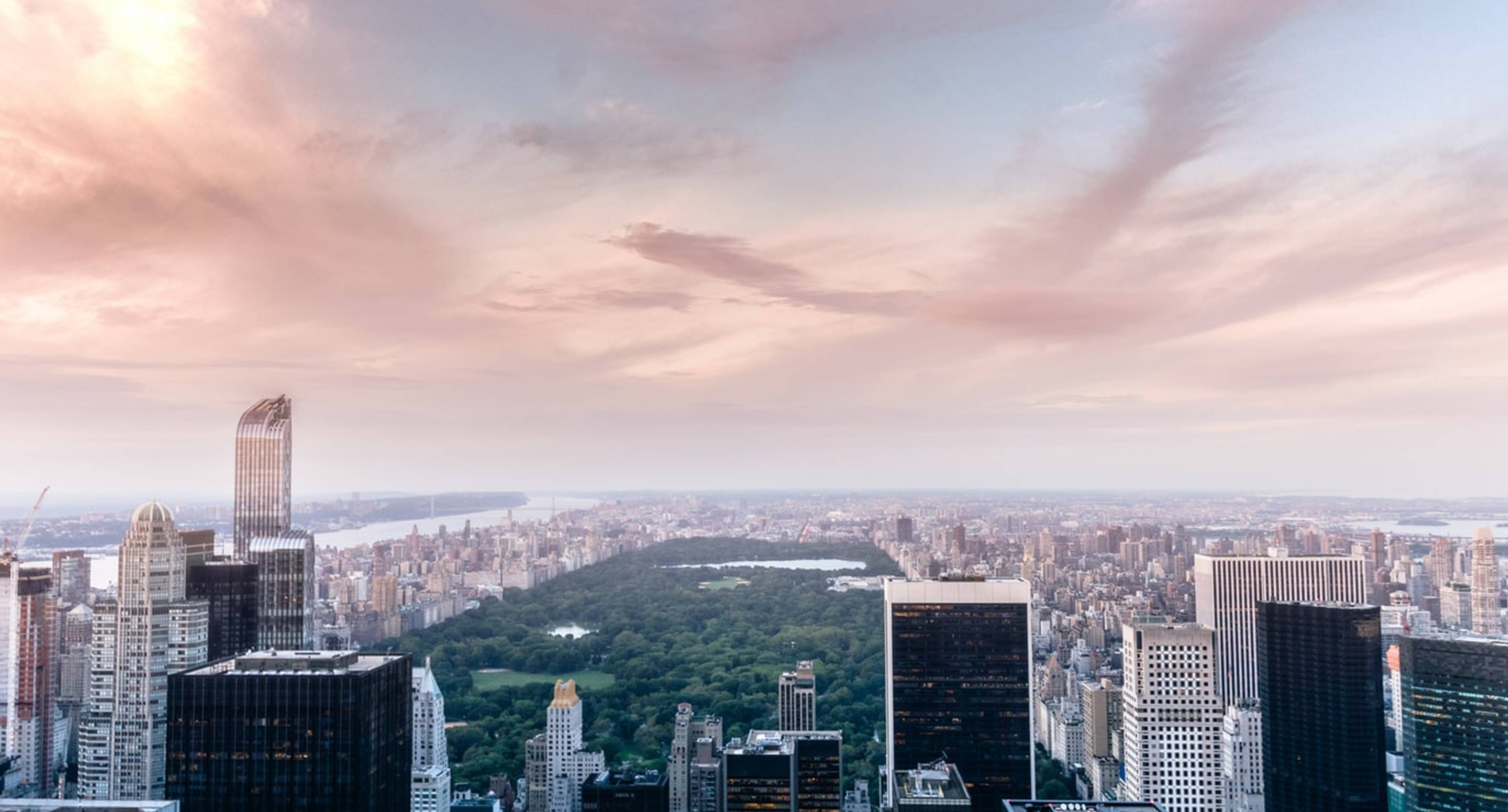 De hauts gratte-ciel et une oasis naturelle