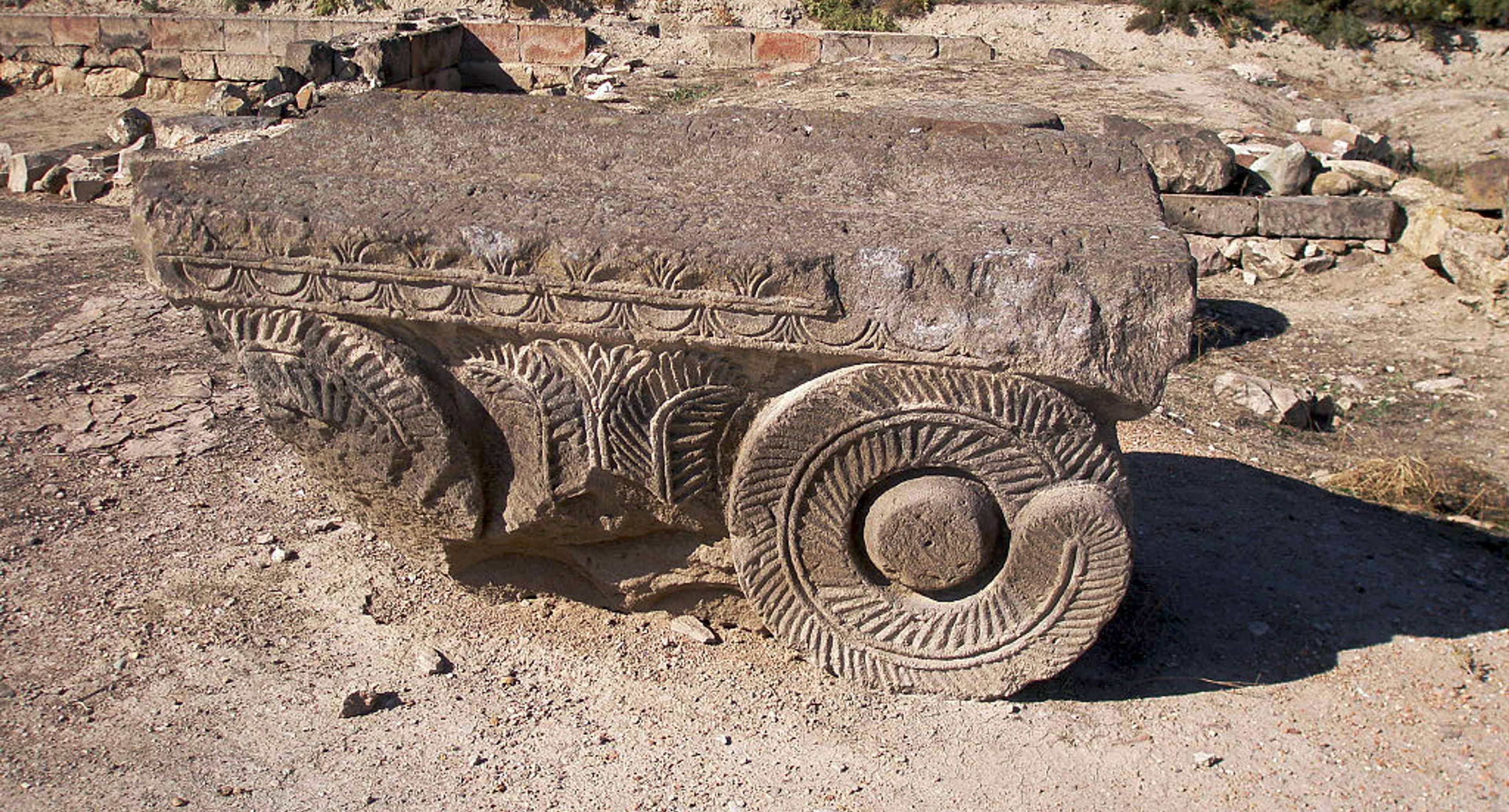 Capitelli, grotte e un cimitero.