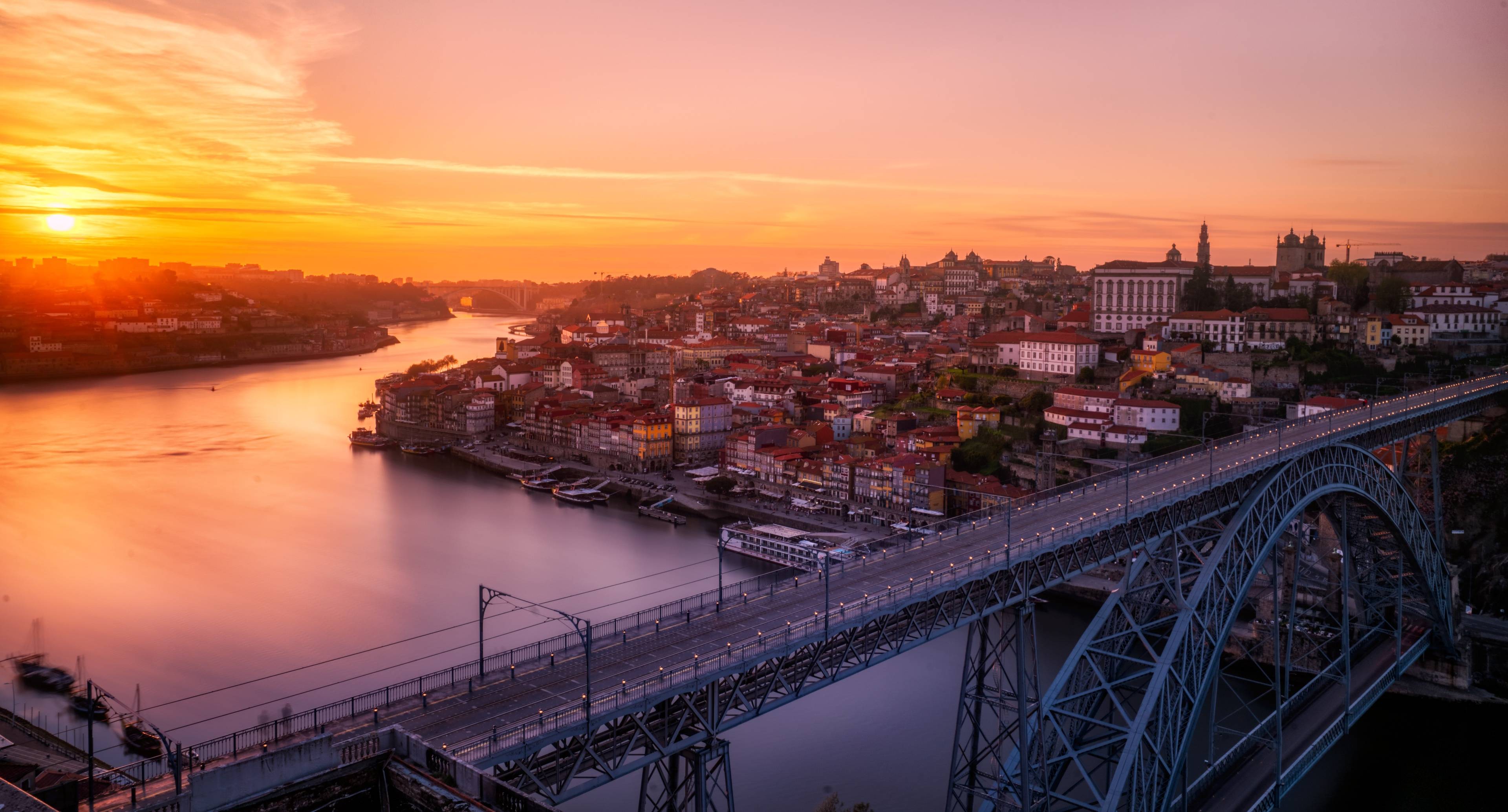 The Coast from Lisbon to Porto : Between Waves, Castles, Colors and Relaxation Breaks