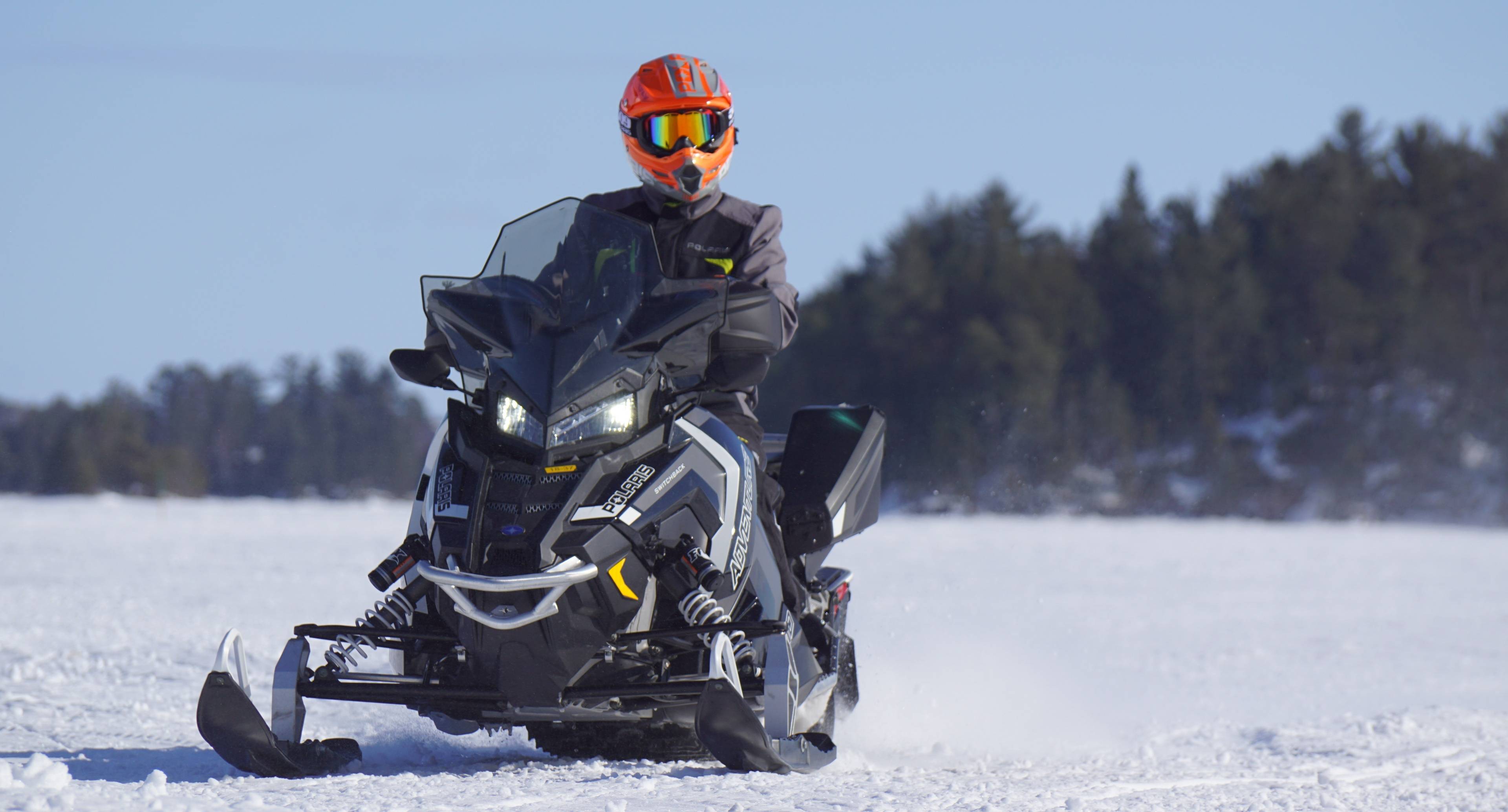 Bisontes, motos de nieve y coches raros