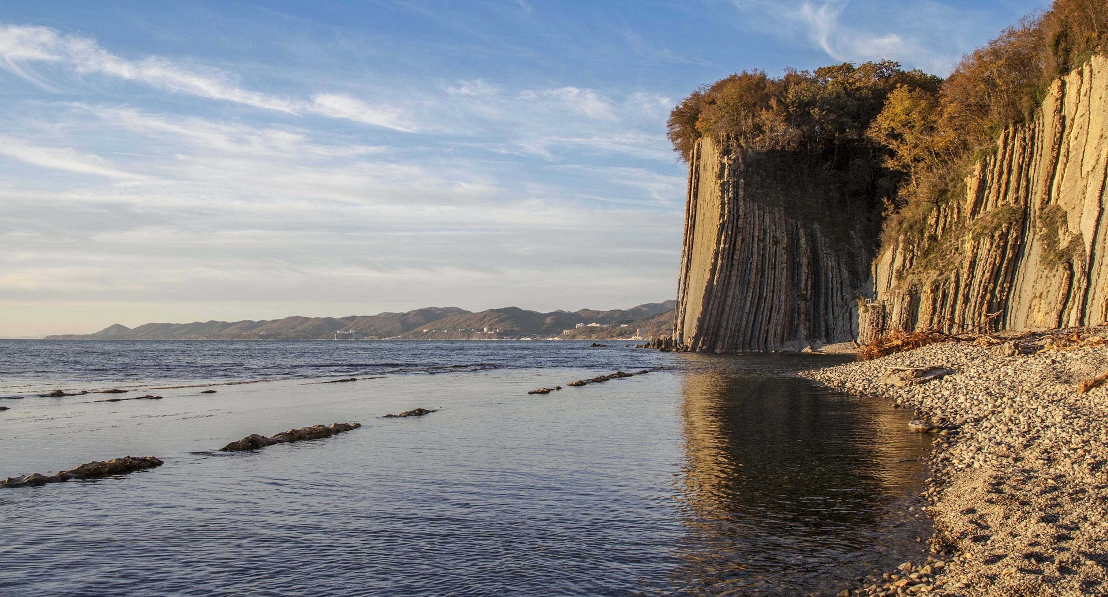 Beautés naturelles locales : grotte, cap et rocher