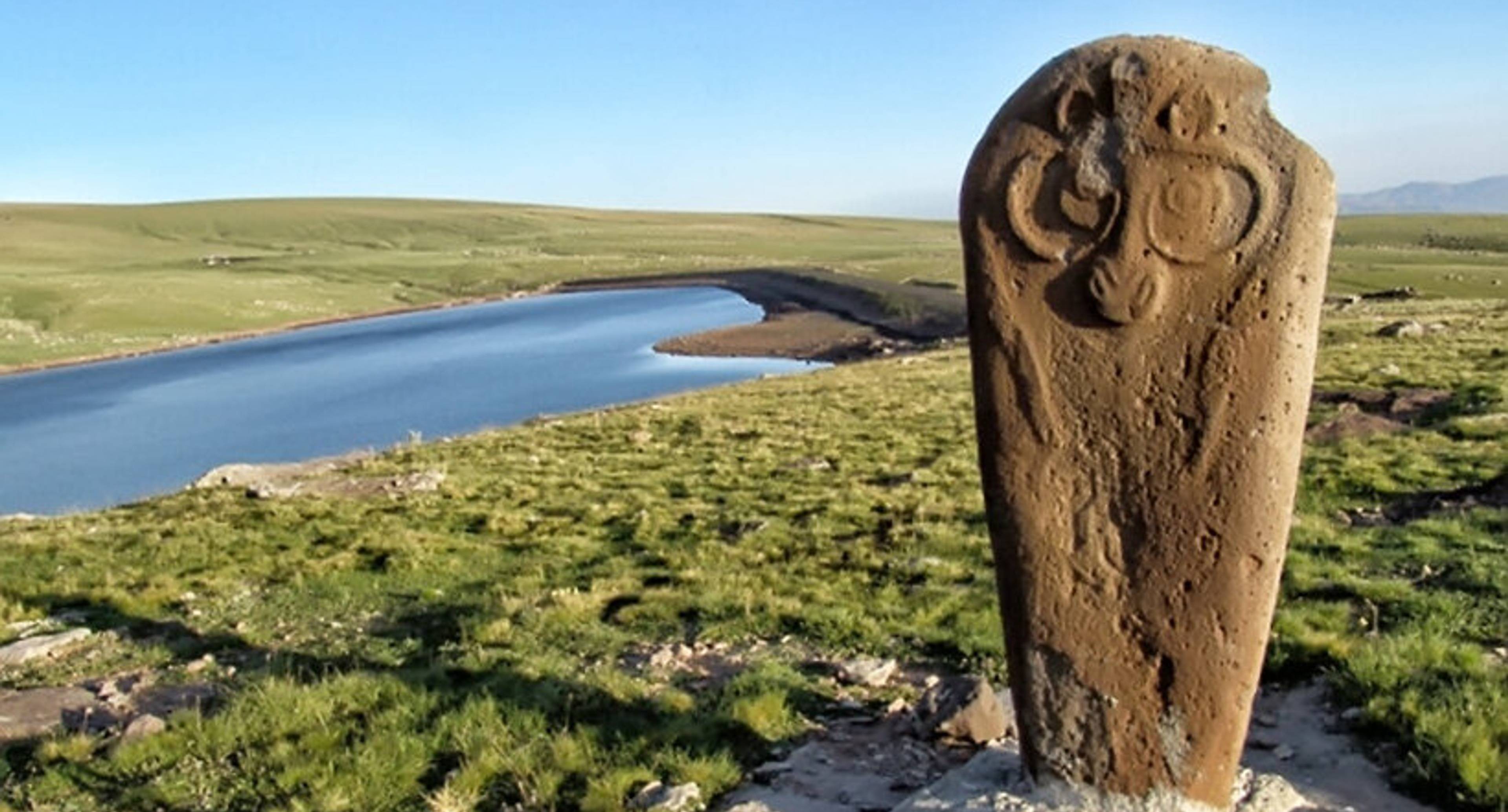 Nécropole, chapiteaux et statues de pierre.