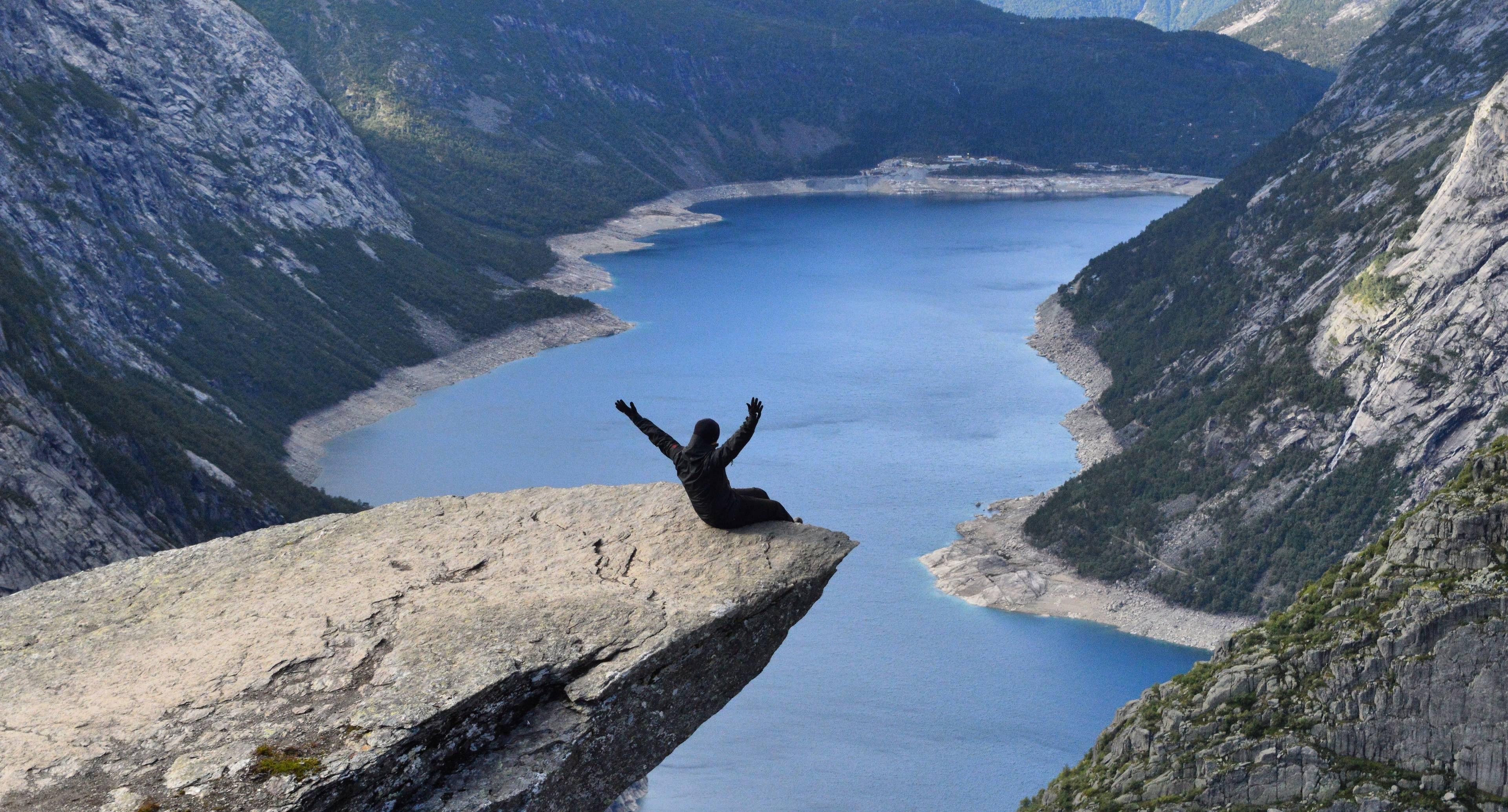 Diríjase a Trolltunga para disfrutar de una increíble excursión y de unas impresionantes vistas desde la roca saliente