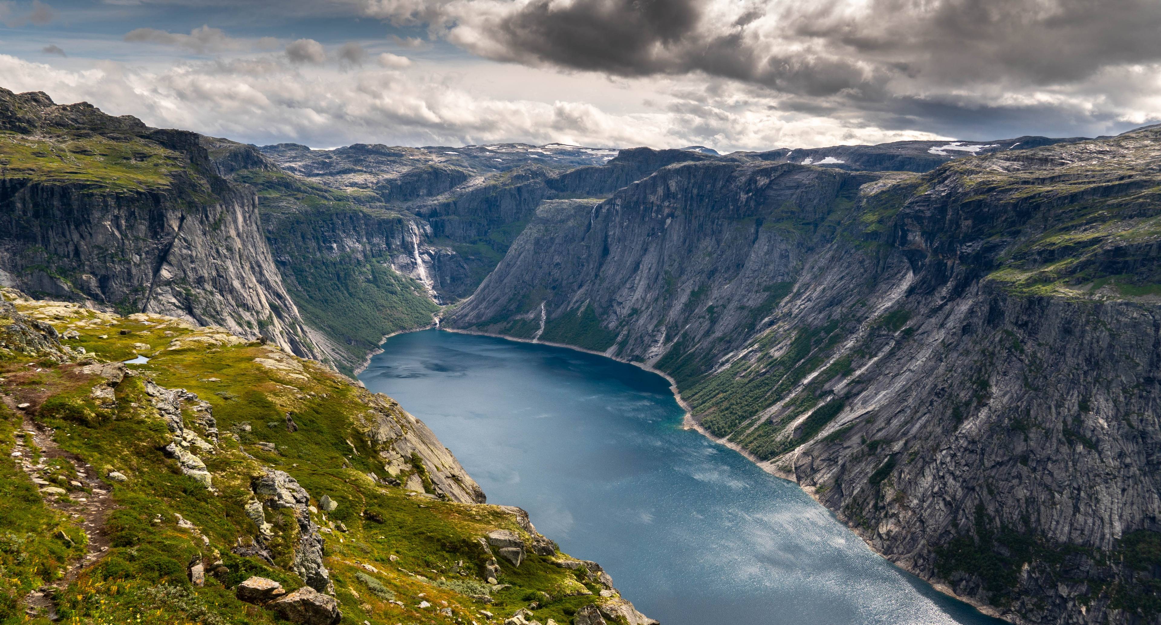 Salga a la carretera para ver los lugares más atractivos de Noruega mientras inicia su viaje hacia Trolltunga