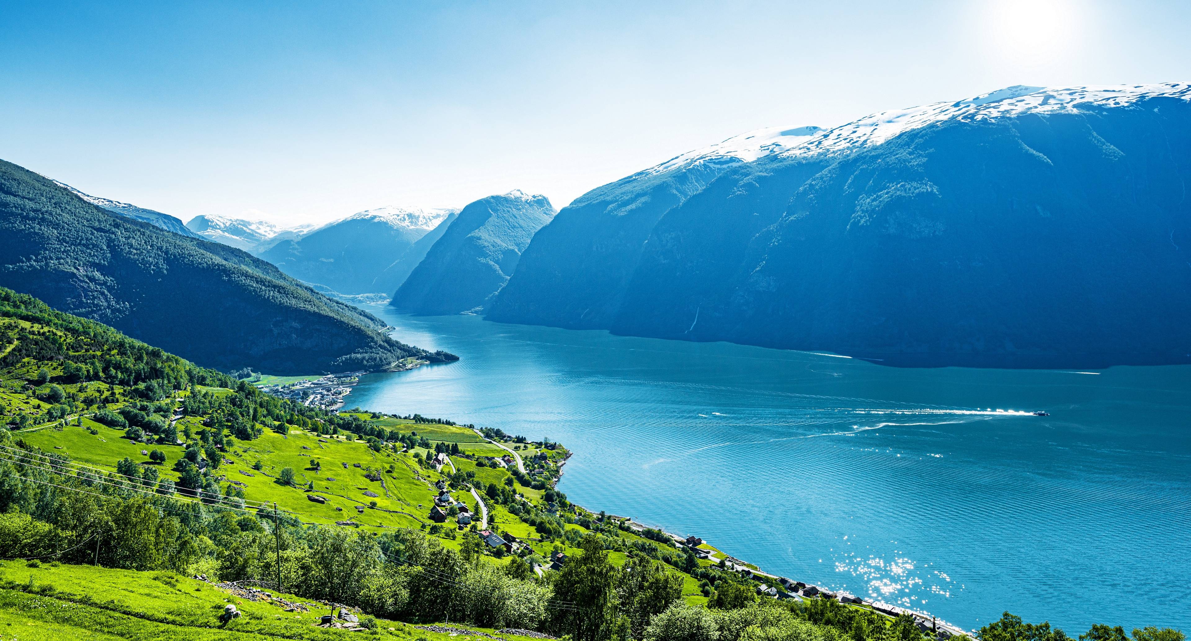 Fahren Sie an der Küste von Sognefjord entlang