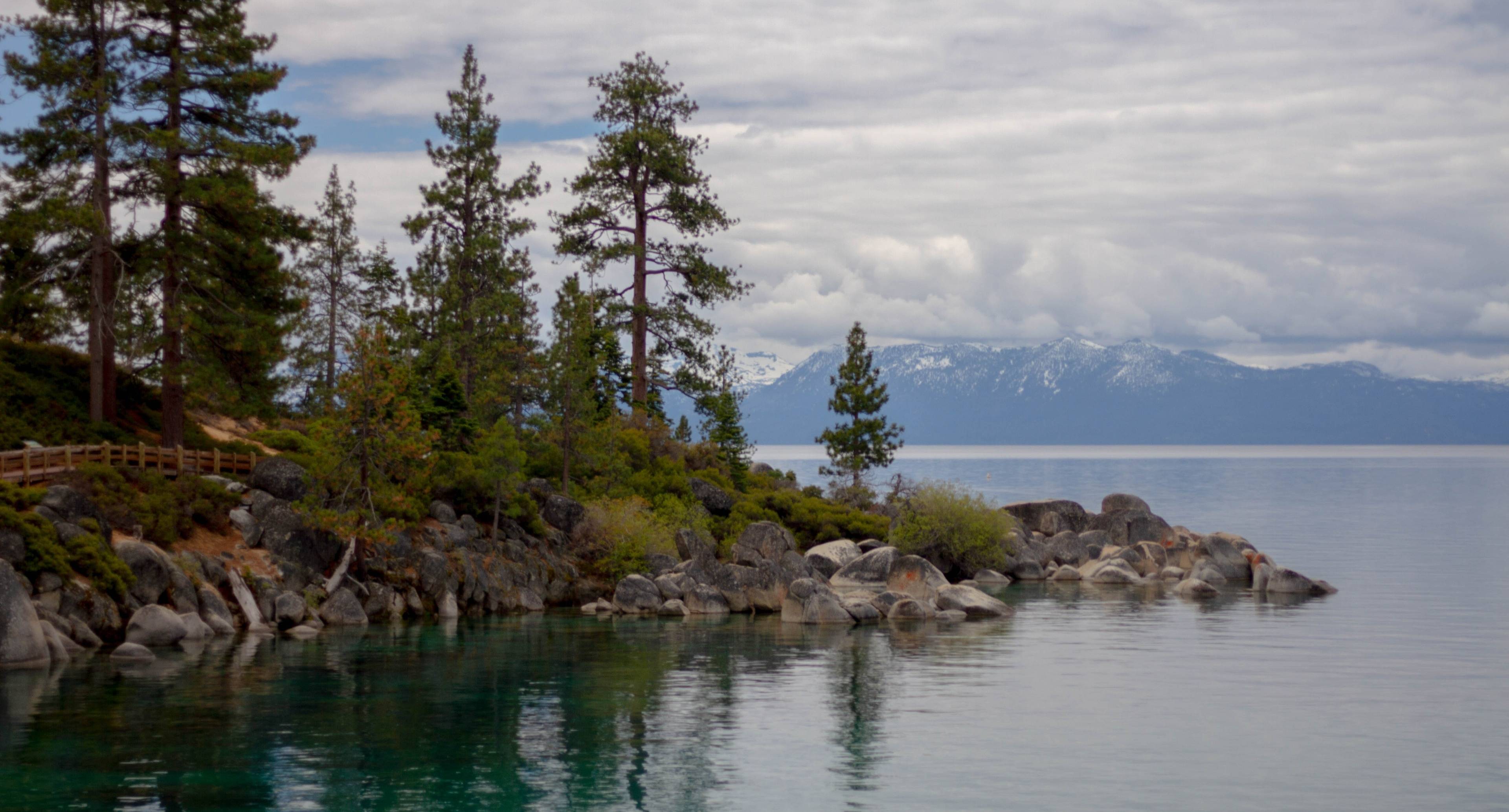 Wandern und Schwimmen in den blauen Gewässern des Lake Tahoe