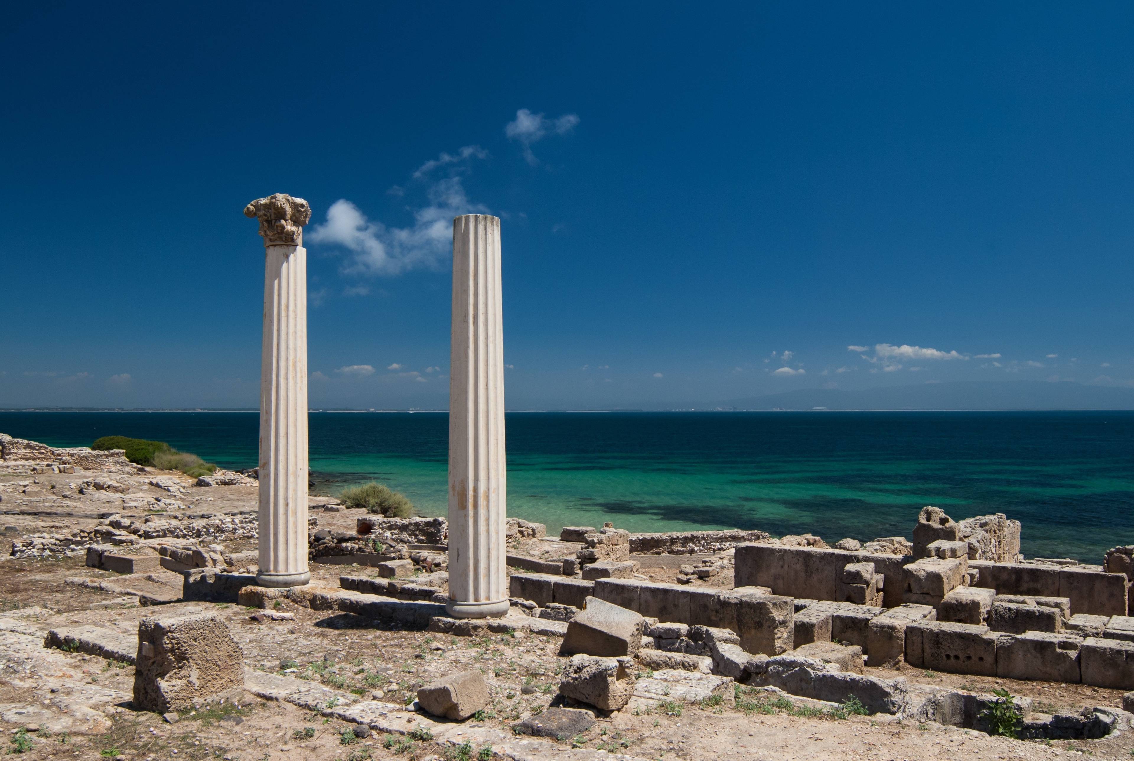 サルデーニャの古代文明を探検する。海辺のタロスとユネスコ文化遺産ス・ヌラキシ・ディ・バルーミニ