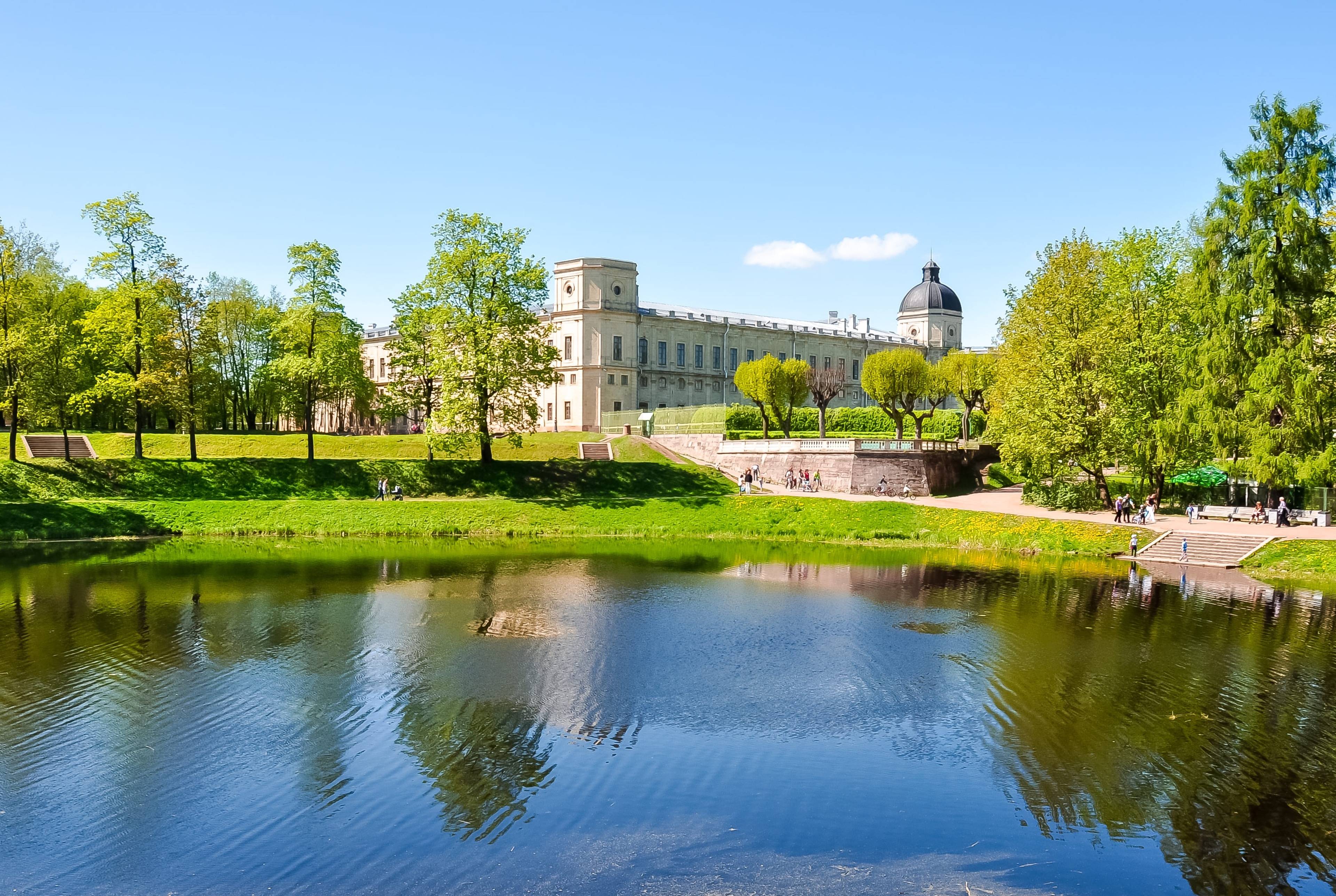 Family vacations in the Leningrad region: ostrich farm, palaces and waterfalls