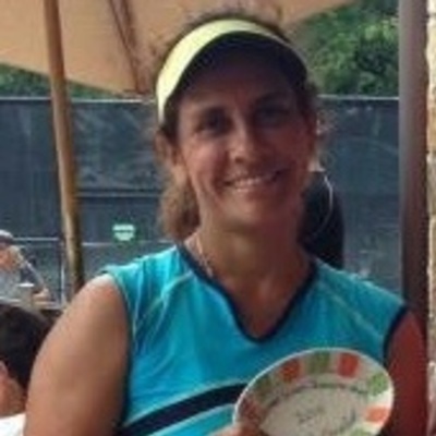 Ivett D. teaches tennis lessons in Houston , TX