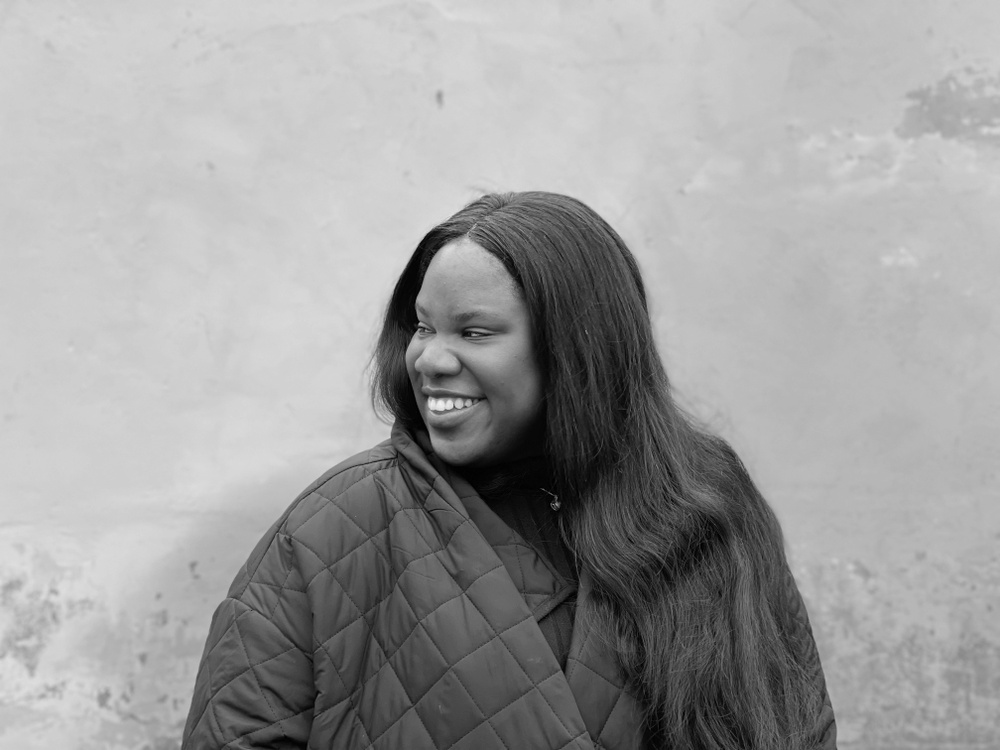 Marie-Louise Richards är arkitekt, lärare och forskare vid Kungliga Konsthögskolan i Stockholm. Hennes arbete utforskar relationen mellan ras och arkitektur genom citering, queer, feministiska och dekoloniala metoder och tillvägagångssätt. Tillsammans med Cathryn Klasto är hon medredaktör för det kommande numret Citations, Parse journal (2023) Hon är medgrundare av Spaces of Care, Disobedience and Desire, en diskursiv forskningsplattform tillsammans med Natália Rebelo och Rado Ištok samt en del av forskningssamarbetet The Domestic Worldmaking of the Enslaved. 
 
Marie-Louise undersöker och spårar kritiska motberättelser och läsningar av den svenska välfärdsstatens arkitektur, med utgångspunkt ur de mest vardagliga och välbekanta representationerna av folkhemmet. Lever vi i den framtid funktionalismen förställde? Vilken typ av liv har getts utrymme, och vilken typ av liv har utraderats. Vilken typ av erfarenheter har vi inte längre tillgång till? 
