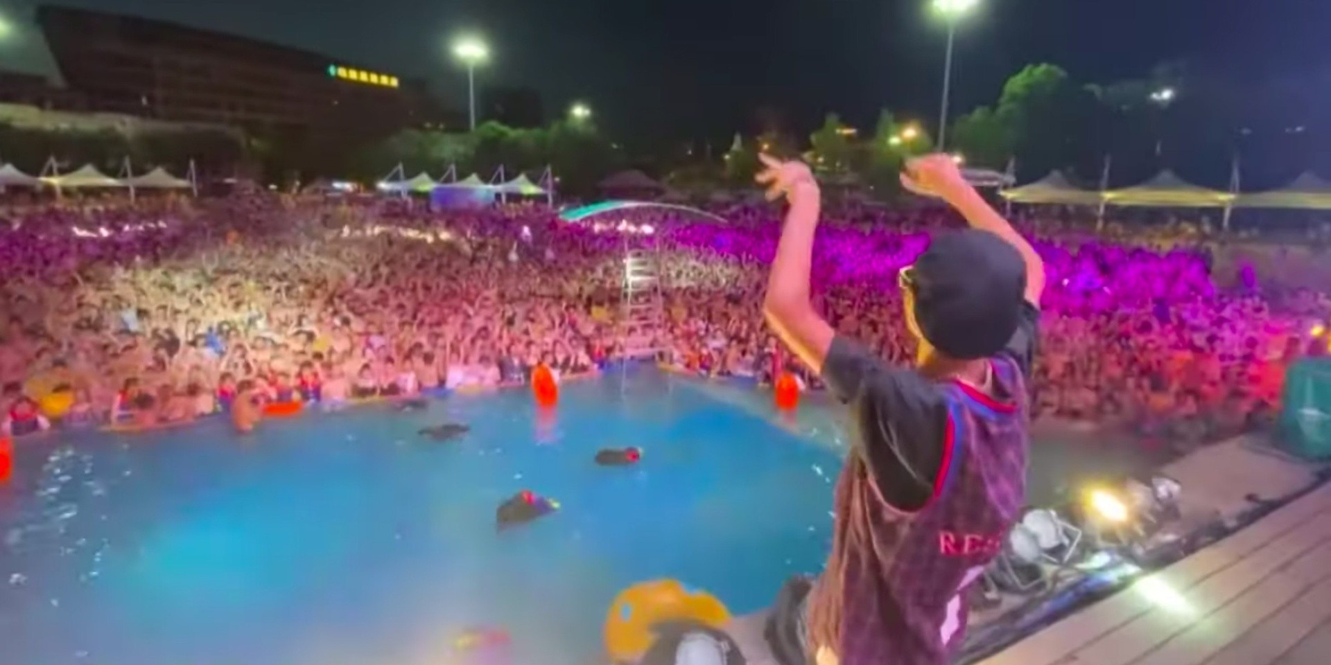 Partygoers flock to Wuhan water park for electronic music festival – watch