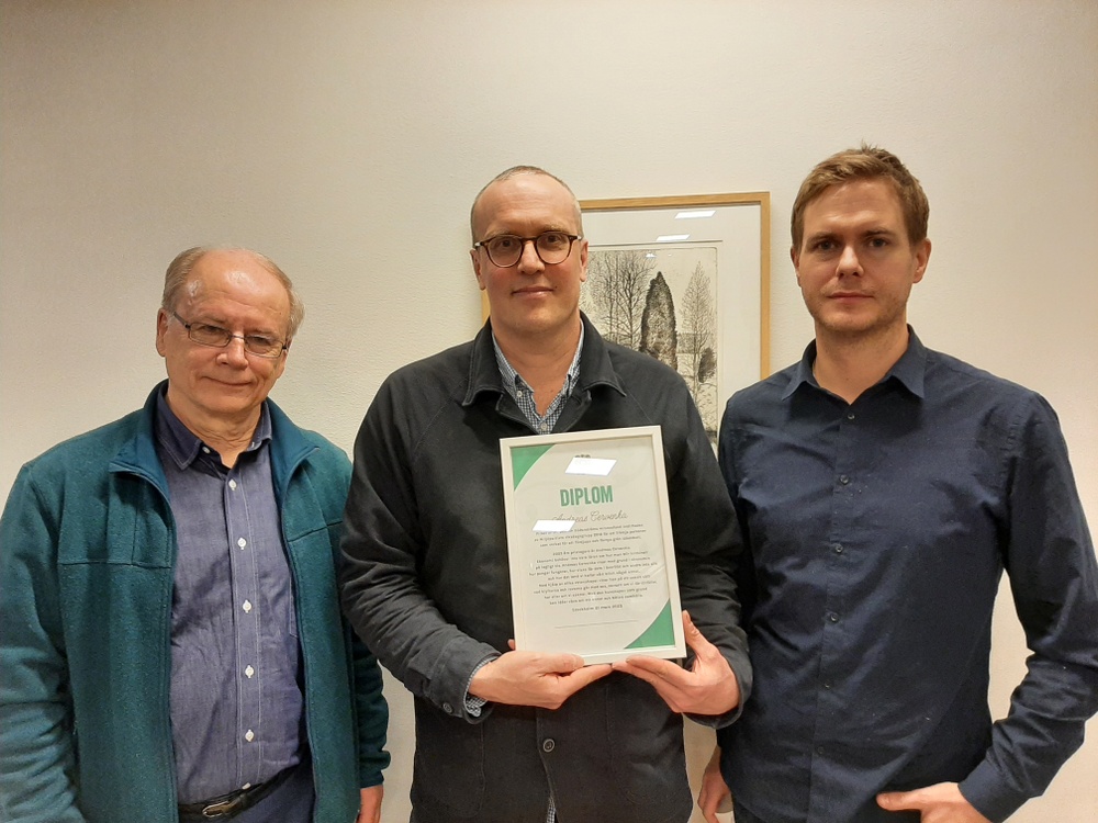 Pristagaren Andreas Cervenka (i mitten) tillsammans med delar av juryn, Valter Mutt (t.v.) och Gustav Fridolin (t.h.).