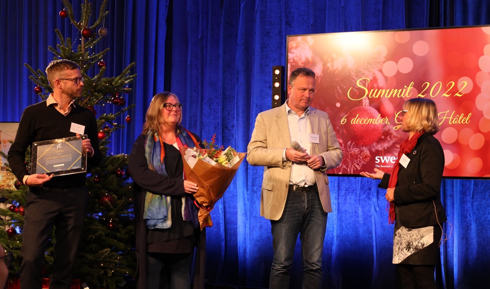 Carl Sjöberg, manager of software development, Carin Schmidt, member of the board, and CEO and co-founder Johannes Hulthe from Antaros Medical receives SwedenBIO Award from Lotta Ljungkvist, chair of SwedenBIO's board, on Dec 6, 2022.