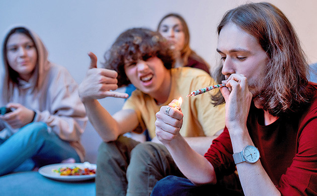 Enjoyable Activities to Do While High With Friends