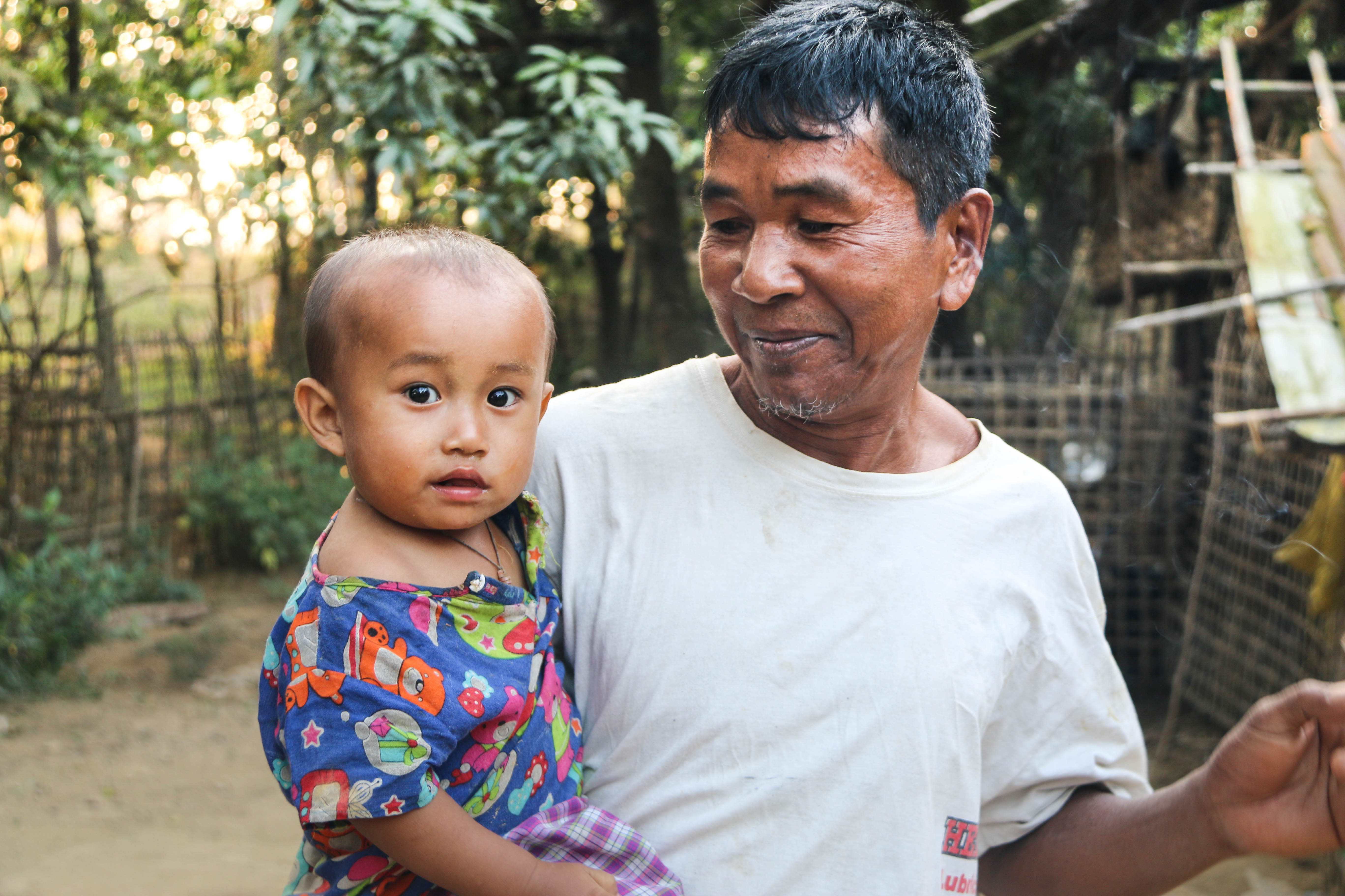 Vader met kind op de arm in Myanmar