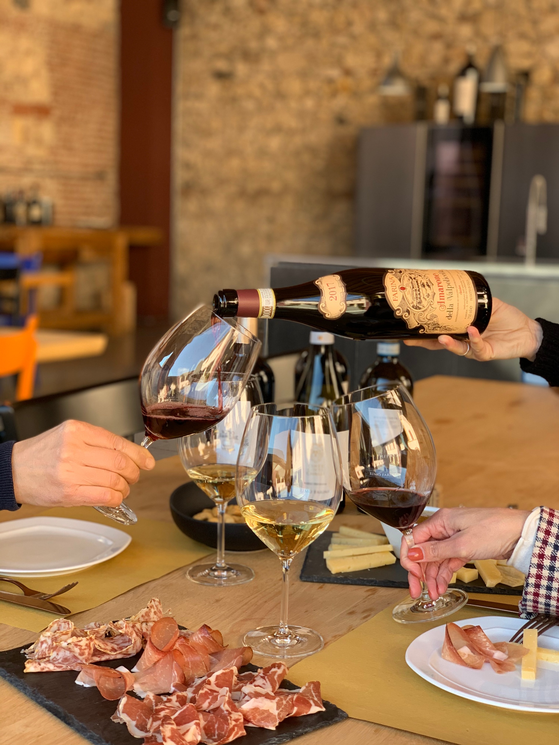 Visita Guidata in Cantina e Degustazione di Vini in Valpolicella in Piccolo Gruppo - Alloggi in Verona