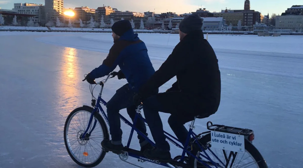 Vintercykling på Luleås isväg. Cykeln är en tjänstecykel från Luleå kommun och används i "Resespelet" som syftar till att uppmuntra hållbart resande bland kommunens medarbetare.