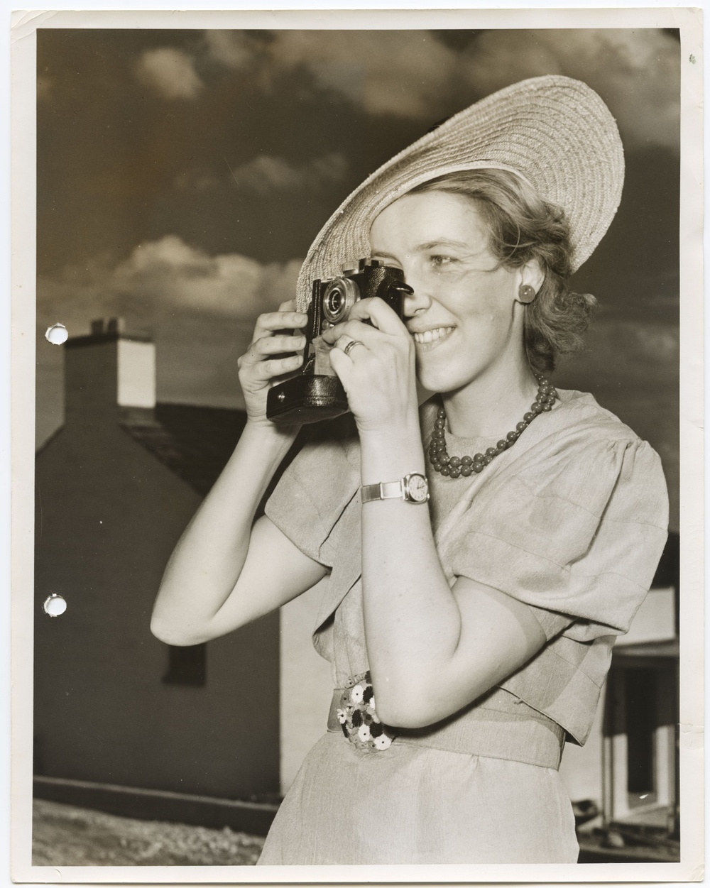 Hillevi Svedberg (1919-1990) på resa i USA, där hon intervjuas av en amerikansk tidning, 1937. 
Fotograf: Foster E Stansfield. ArkDes samling.

