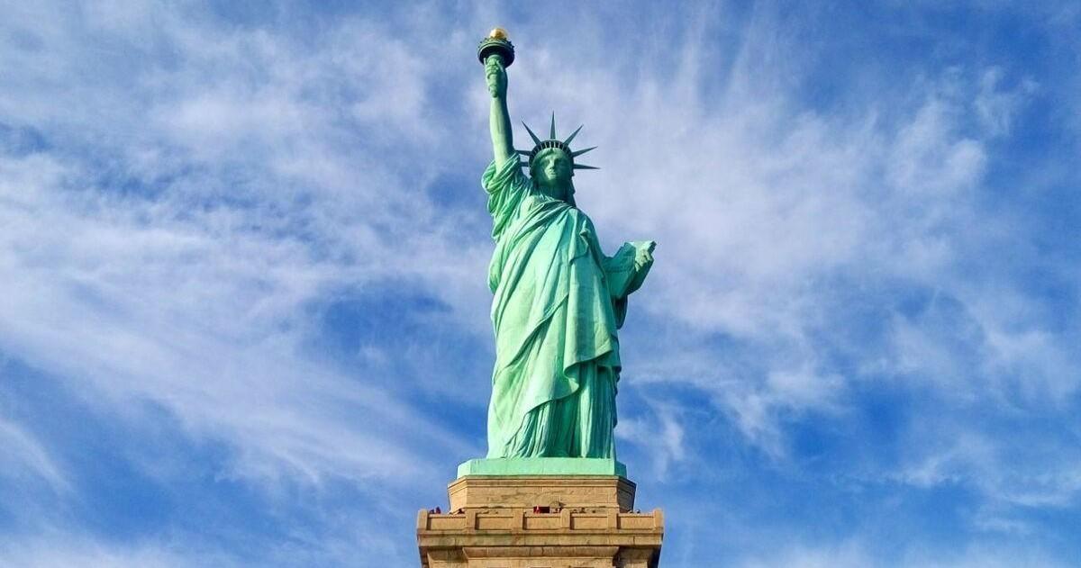 Visita Guiada a la Estatua de la Libertad y la Isla Ellis con Acceso al Pedestal - Alojamientos en Nueva York