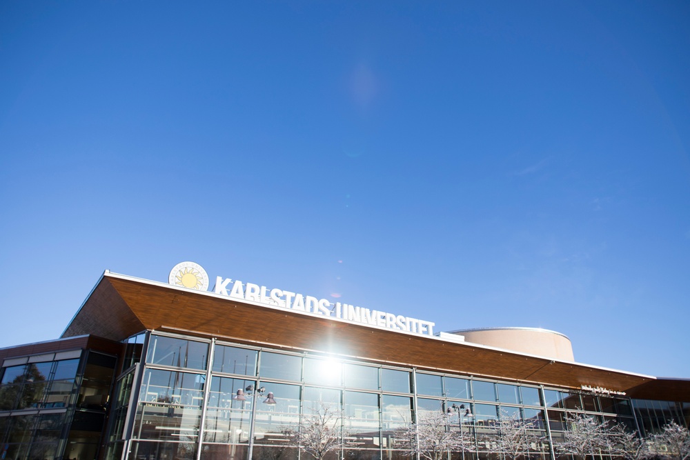 Biblioteksbyggnad och skylt Karlstads universitet i solsken