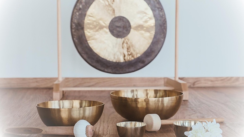 gong and bowls