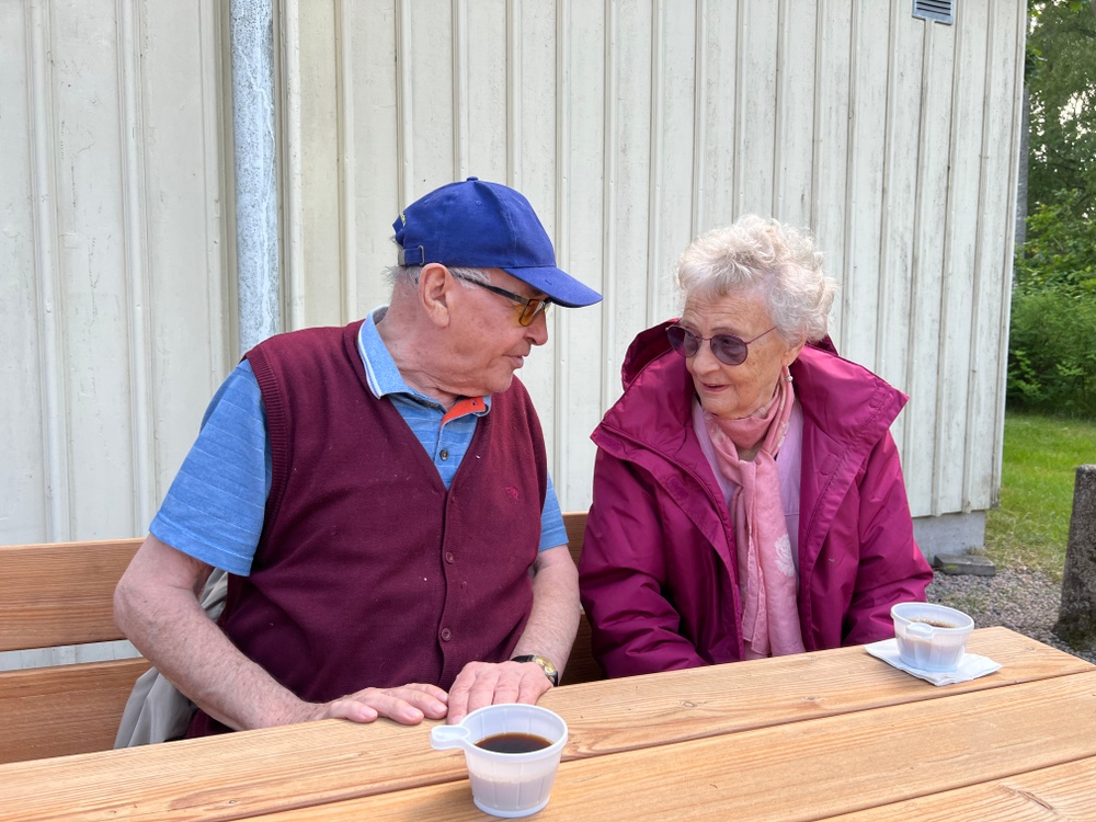 87-årige Theodor Paucksadt tar en fikapaus tillsammans med Siv Johansson, 89.