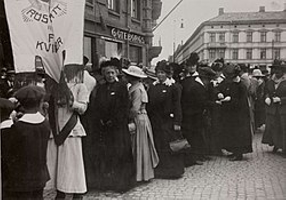 Kvinnor tågar för rösträtten, Göteborg 1918 (tagen från Wikipedia)