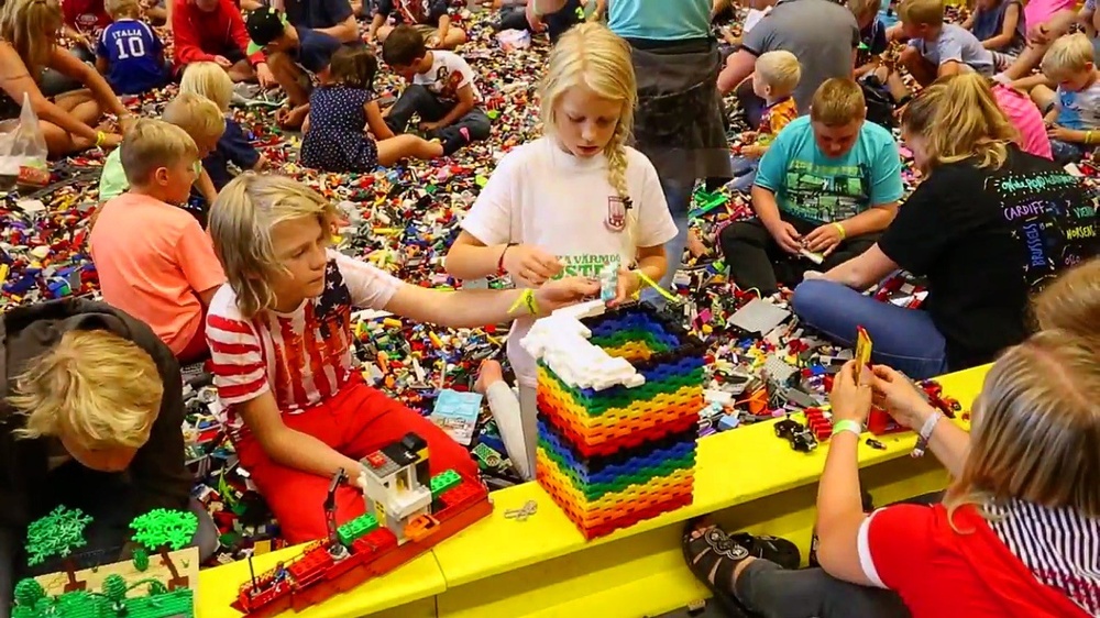 Klossfestivalen är tillbaka och fyller Fyrishovs multihallar med miljontals legoklossar.
