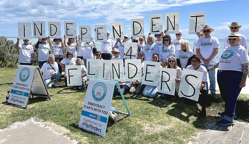 Group photo of the Independent for Flinders on the Rosebud foreshore