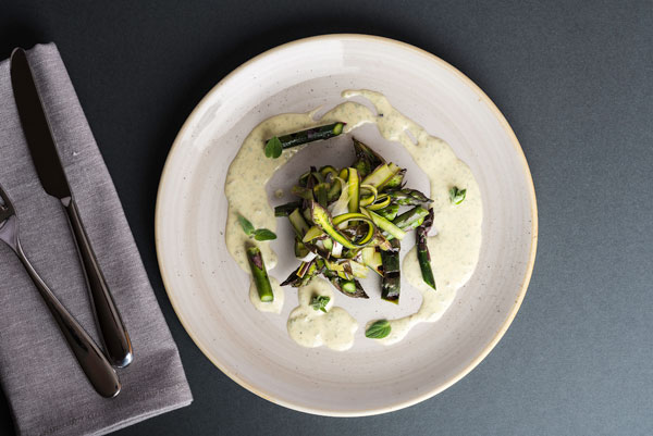 Salad of chargrilled and raw purple asparagus with goat's cheese and oregano