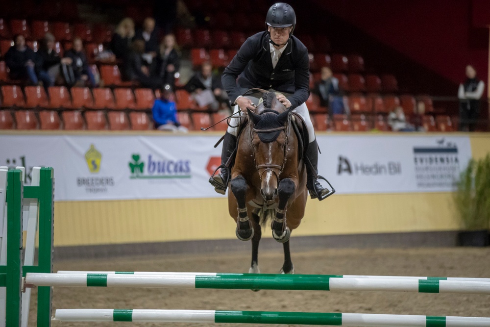 Arnold Assarsson hoppas få se EM-VM och OS-mästaren Jeroen Dubbeldam rida Baloé. Fotograf: Roland Thinholm