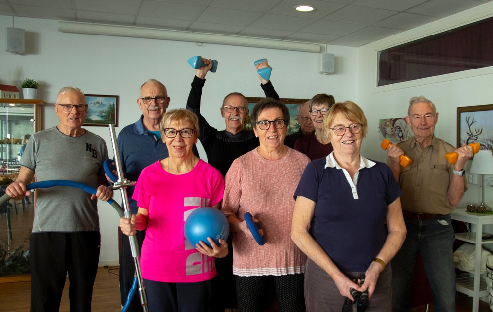 Mötesplatserna är oerhört viktiga. Det handlar om gemenskap och socialt sammanhang och personalen arbetar aktivt med att få pensionärerna att engagera sig. I dag är det stationsgympa.  Bakre raden fr v. Karl-Erik Nilsson, Bosse Eklind, Håkan Lundqvist, Lisbette Alm, Jerker Halvarsson, Fritz De Roos. Främre raden fr. v. Gudrun Hjelm, Ingegärd Svanström, Kerstin Adolfsson.