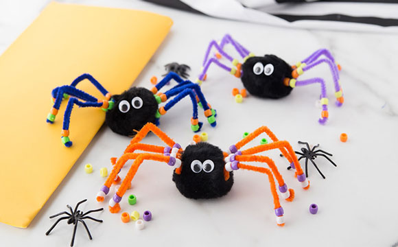 Créer des araignées dans les activités manuelles Halloween.
