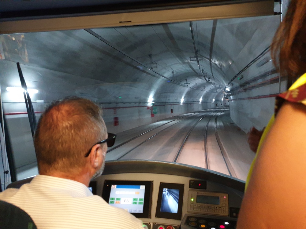 Utsikt från förarhytten på spårvagn i tunnel. 