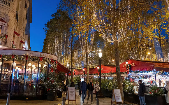 Activité à faire pendant les vacances de Noël : une promenade sur les Champs-Elysées.