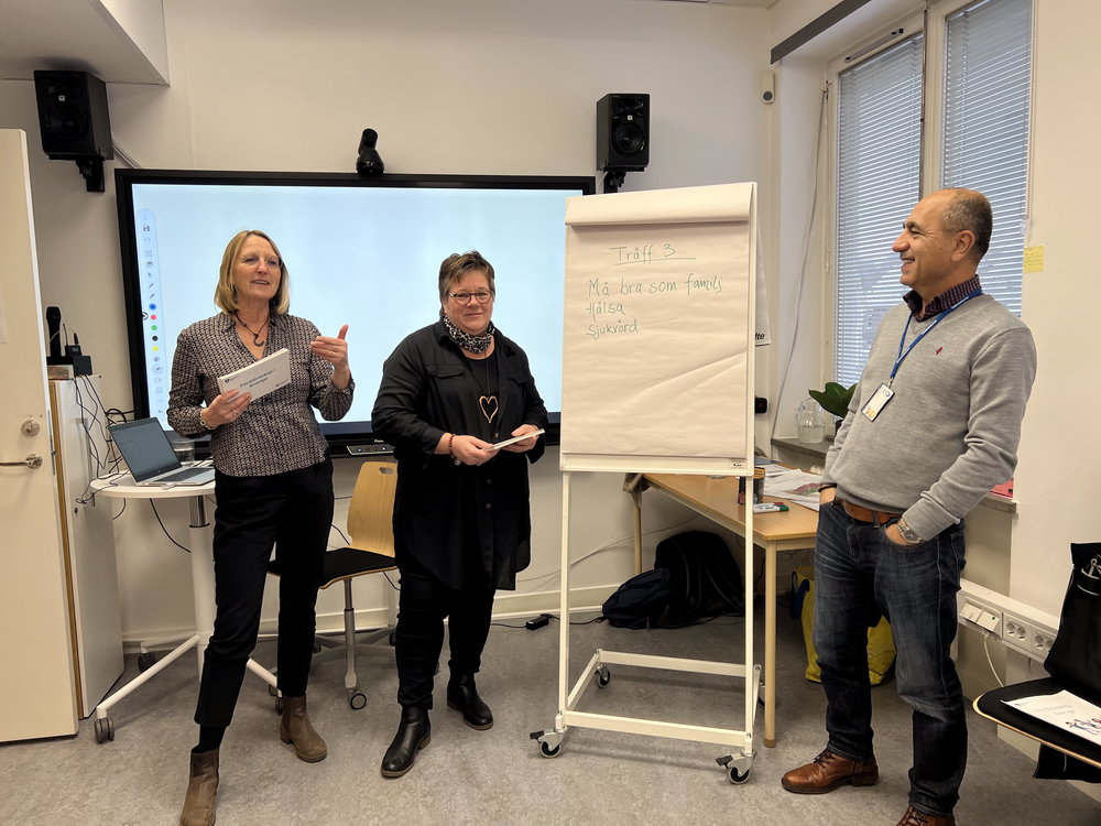 Familjepedagogerna Annette Andreasson och Ingela Hall tillsammans med tolken Hashem Azadi.