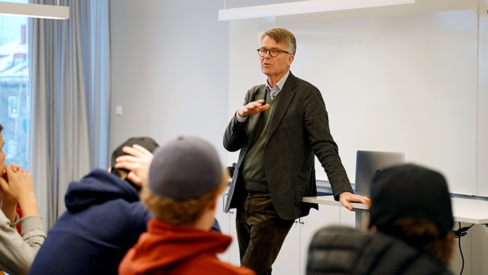 Peter Larson särskild samordnare från regeringen gästar eleverna vid Kunskapshuset i Gällivare.