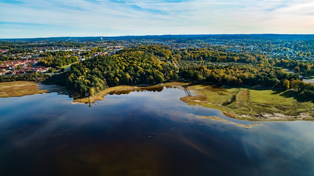 Flygfoto över Alingsås med sjön Mjörn i förgrunden