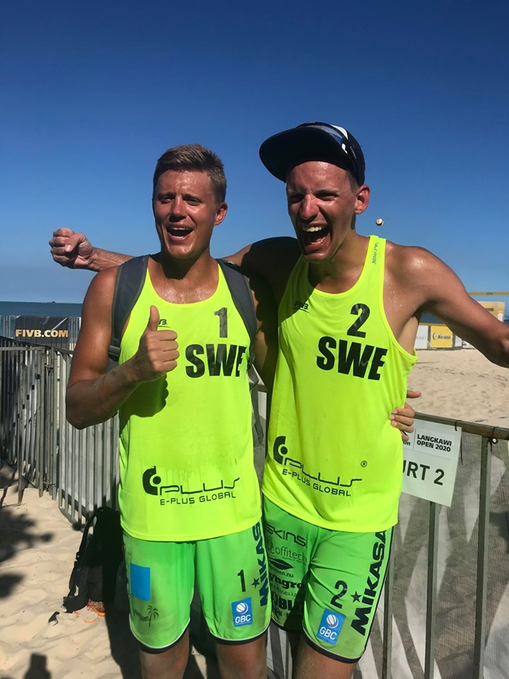 Martin Johansson och Alexander Annerstedt efter kvartsfinalsegern mot Holland i Langkawi, Malaysia. Foto: Malin Johansson.