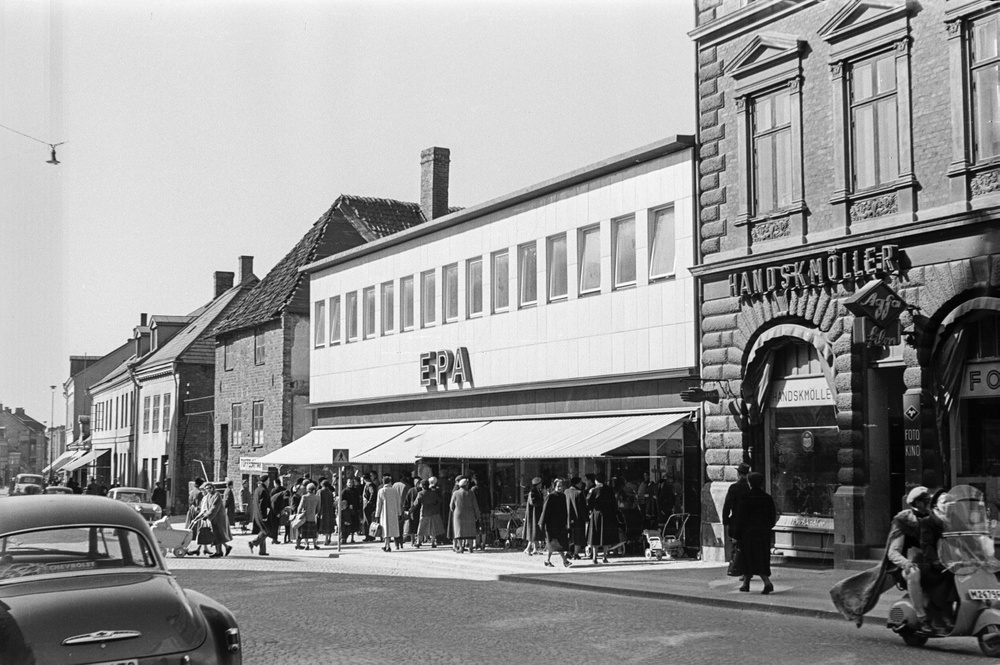 Det nybyggda EPA-varuhuset öppnade 1931, omgivet av äldre bebyggelse. Foto från 1955 ur Kulturens arkiv. 