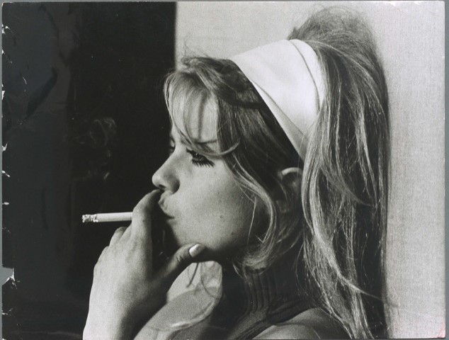 Lena Nyman röker i profil 1969. Foto: Rolf Olson