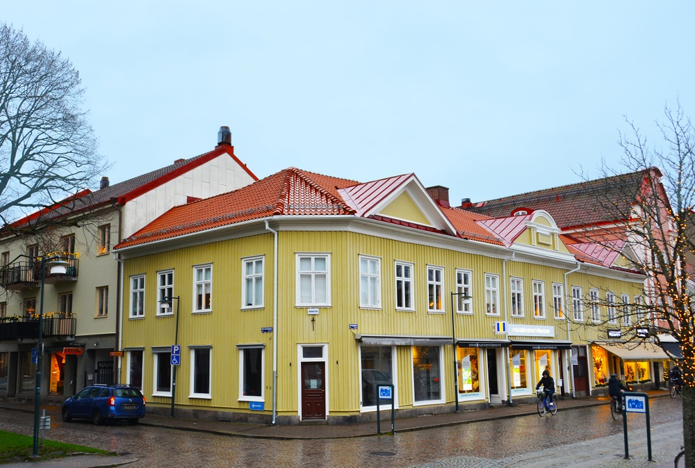 Lenanderska gården, i korsningen av Kungsgatan och Östra Kyrkogatan. 