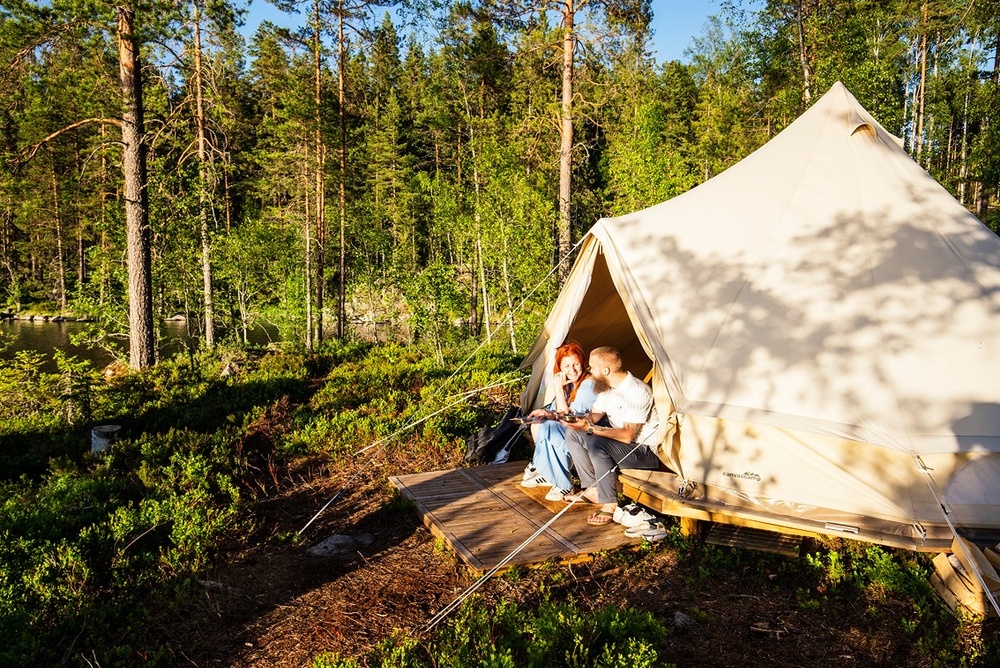 Solig glänta i Värmland och Happie Camps hotält. Fotograf: Roger Borgelid