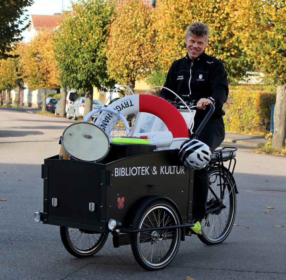 Visar föreningssamordnare Magus Södervall på en lådcykel med olika saker som används inom föreningslivet, exempelvis trumma, livboj och hjälm.