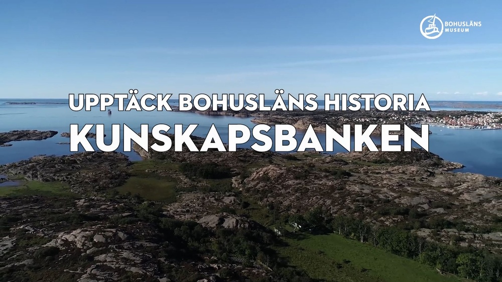 Överblicksbild av bohuslänsla skärgården. Klippor, hav och i distansen ett samhälle. Över bilden en text med orden "Upptäck Bohusläns historia - Bohusläns museum".