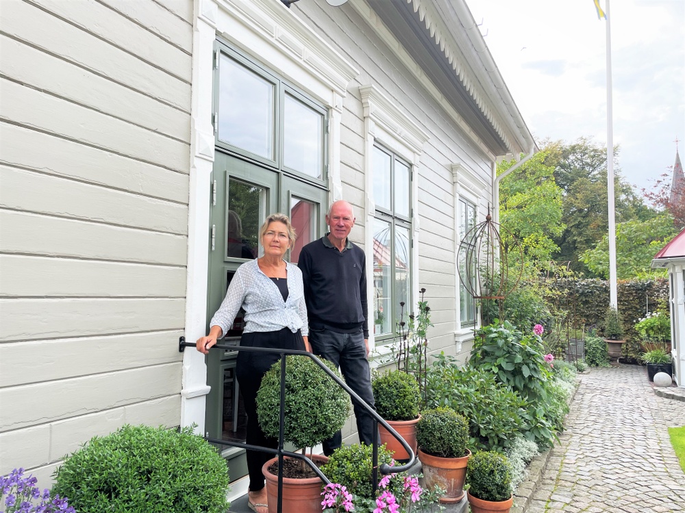 Makarna Sven-Erik och Jette på baksidan vid Bomanska huset